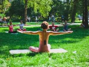 Pessoas adotando hábitos saudáveis com desafios práticos no dia a dia.