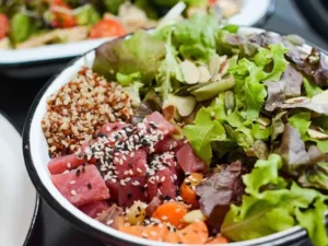 Receita saudável de bowl de quinoa com legumes.