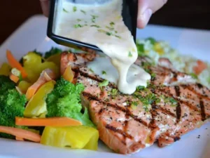 Prato colorido com proteínas, vegetais e carboidratos integrais, representando uma refeição saudável no dia a dia.