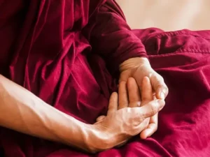 Pessoa meditando ao ar livre cultivando equilíbrio espiritual.