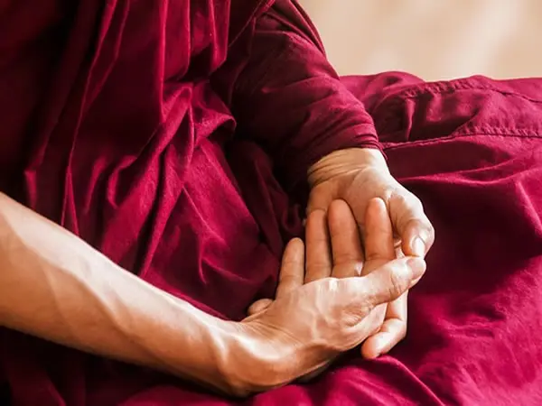 Pessoa meditando ao ar livre cultivando equilíbrio espiritual.